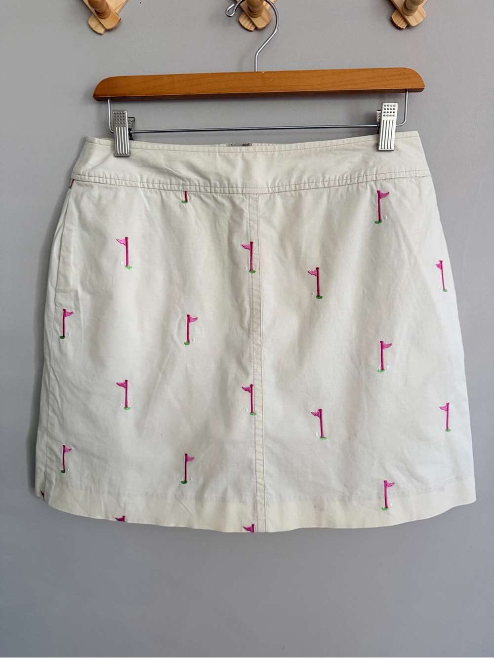 ⛳️ Lilly Pulitzer Cream/ Khaki Golf Flag Embroidered Skort - Size 6 Women’s
